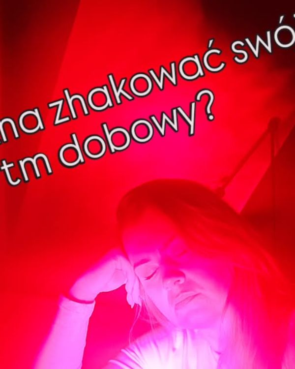 Lekarka dr Aleksandra Karykowska testuje lampę MediWave